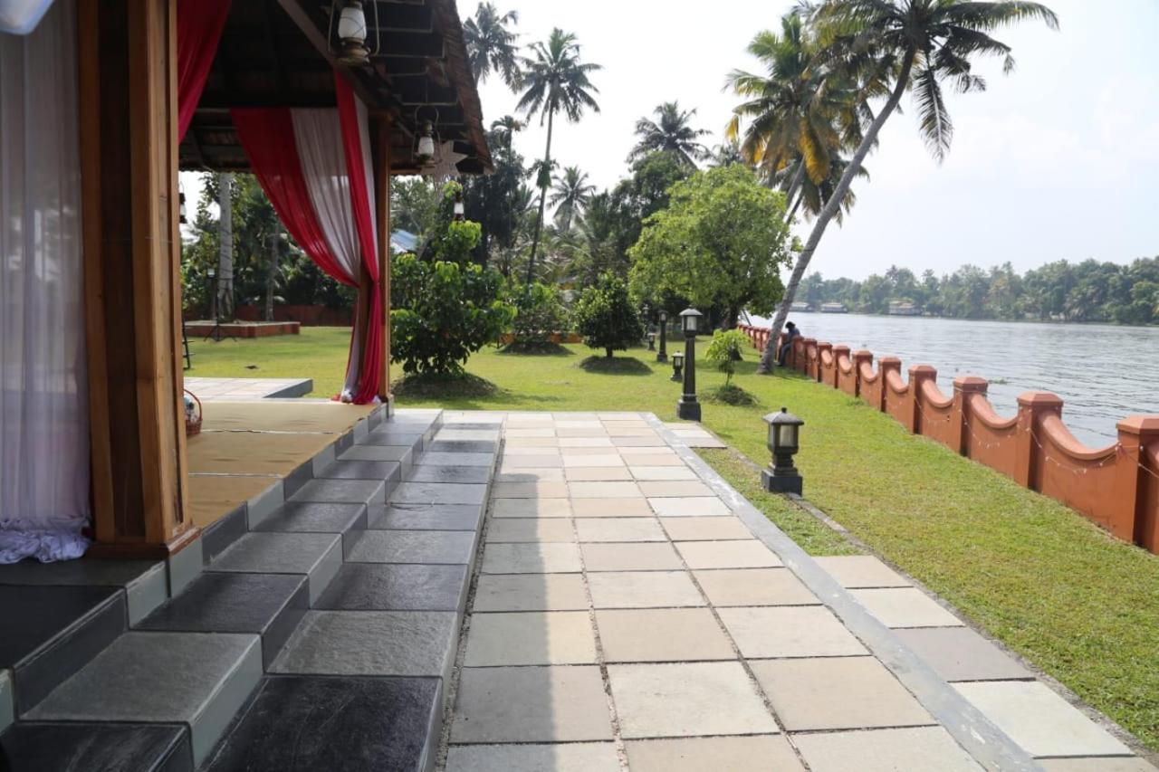 Palmdale Heritage Champakulam Exterior photo