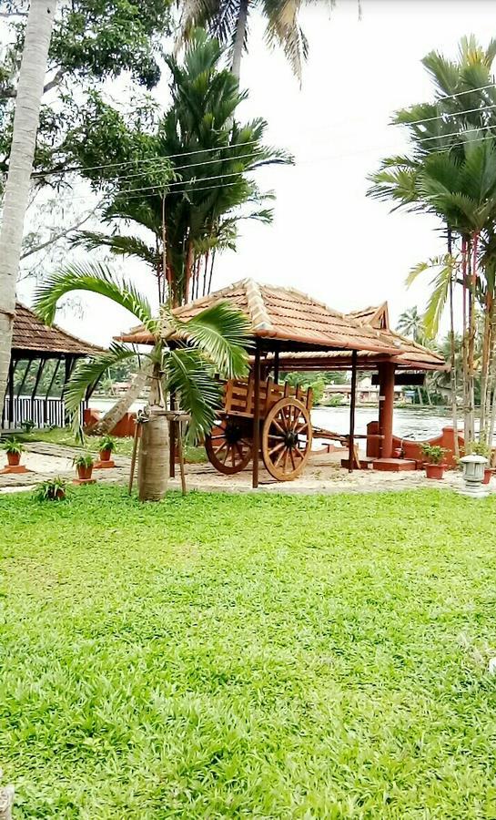 Palmdale Heritage Champakulam Exterior photo
