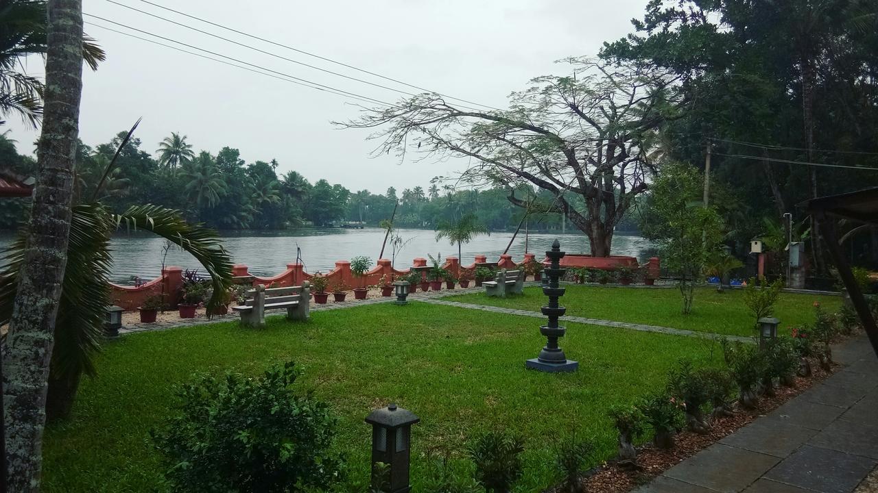 Palmdale Heritage Champakulam Exterior photo